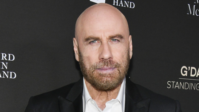 John Travolta più anziano con la barba