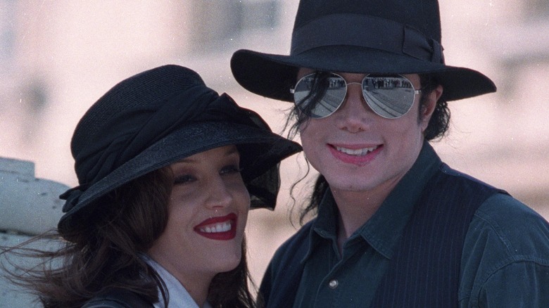 Lisa Marie Presley e Michael Jackson sorridono entrambi