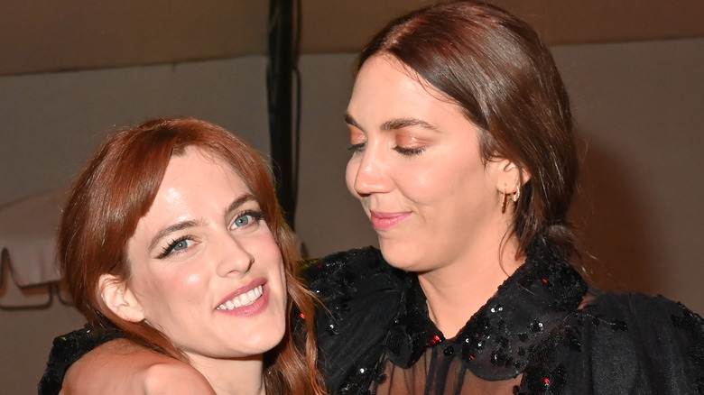 Riley Keough e Gina Gammell in posa