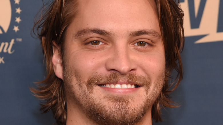 Luke Grimes in posa per le telecamere