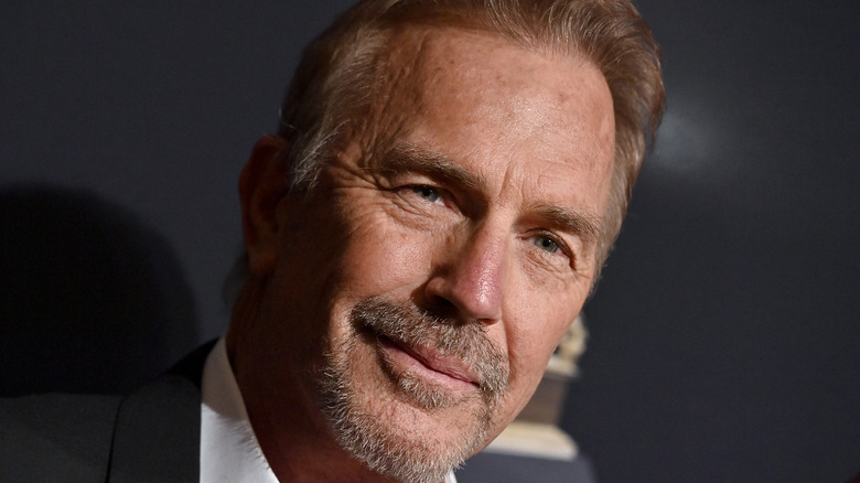 Kevin Costner in posa per le telecamere