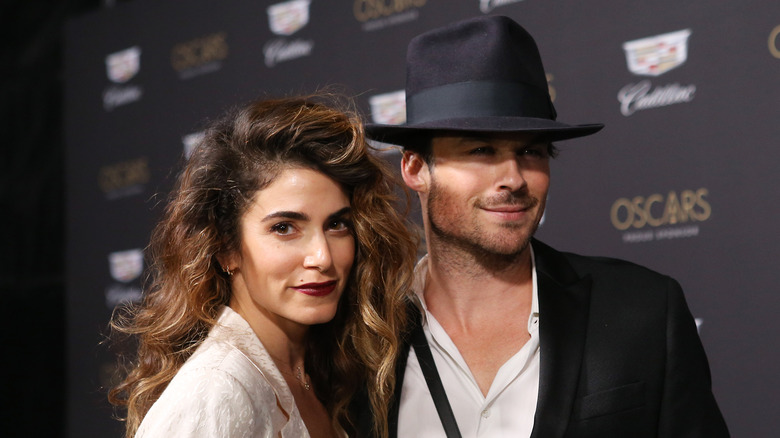 Nikki Reed e Ian Somerhalder sorridono