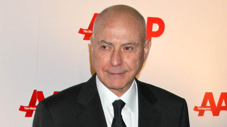 Alan Arkin sorride