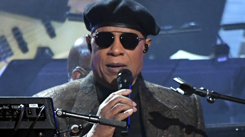 Stevie Wonder canta a Los Angeles nel 2023