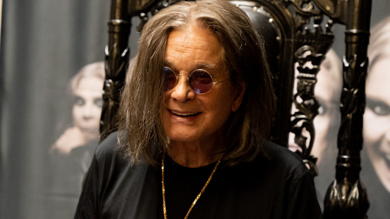 Ozzy Osbourne sorride a Long Beach nel 2022