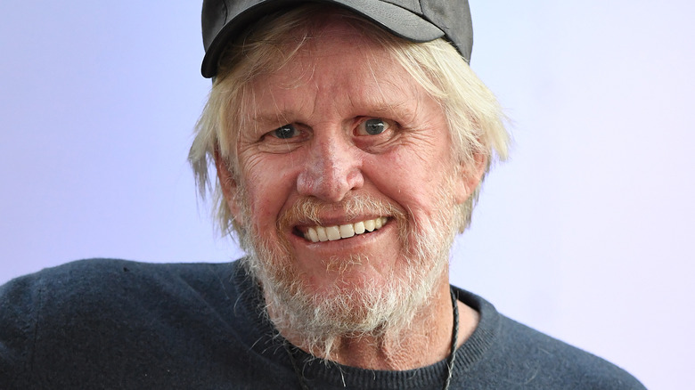 Gary Busey sorride con il cappello a Hollywood nel 2021