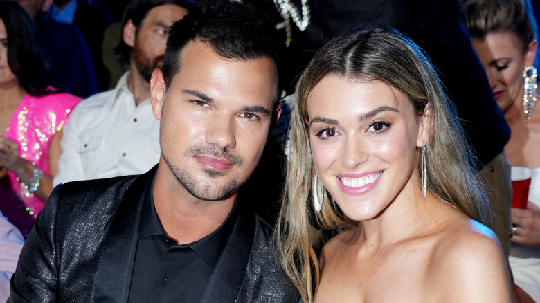 Taylor Lautner e Taylor Dome sorridono