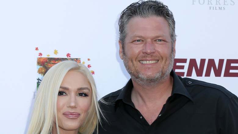 Gwen Stefani e Blake Shelton sorridono