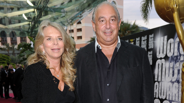 Sir Philip Green posa con sua moglie 