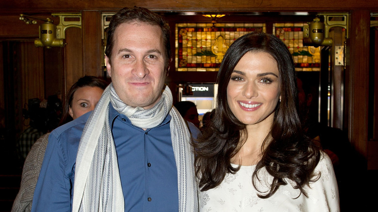 Darren Aronofsky e Rachel Weisz sorridono