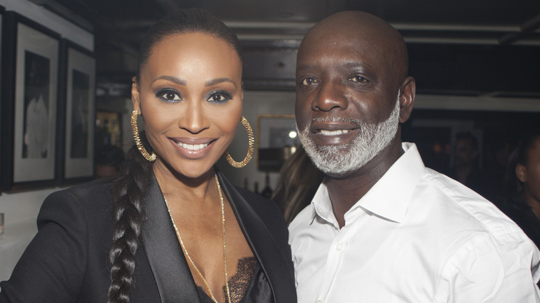 Cynthia Bailey, Peter Thomas sorridente