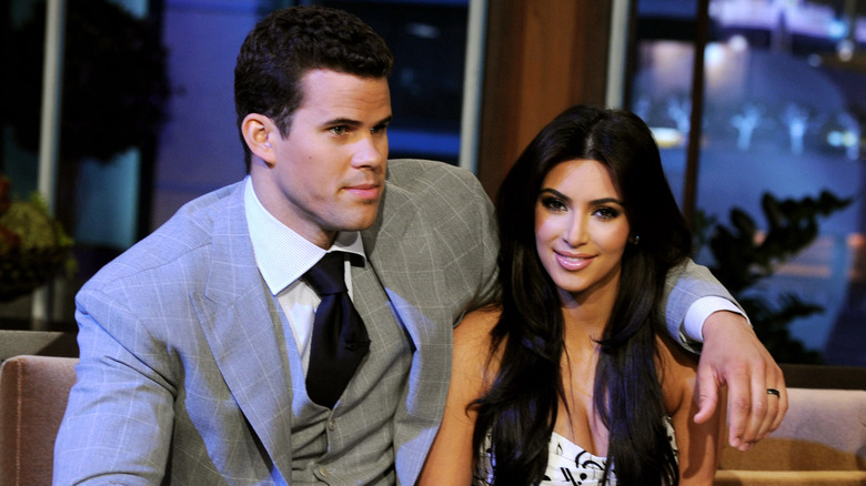 Kris Humphries con il braccio attorno a Kim Kardashian