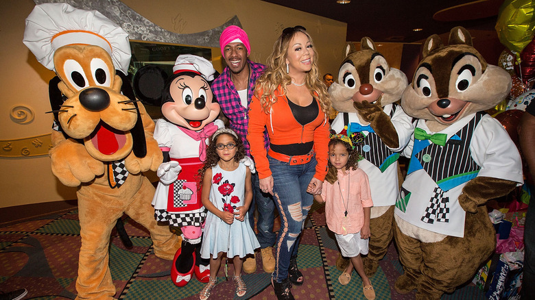 Nick Cannon, Mariah Carey e gemelli con personaggi Disney