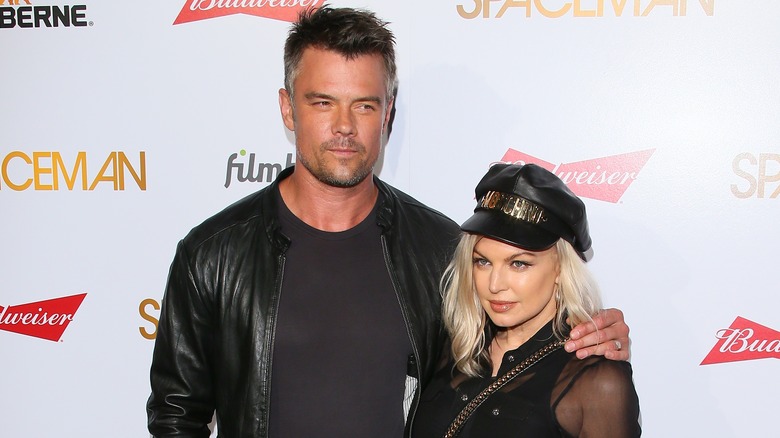 Josh Duhamel con il braccio attorno a Fergie