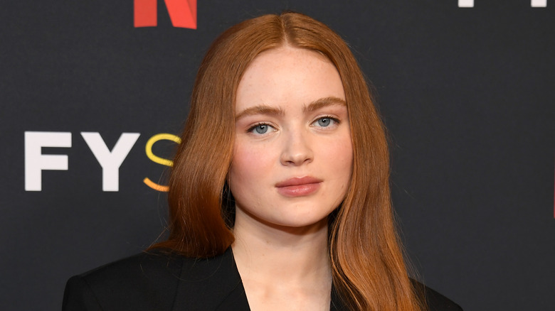 Sadie Sink posa in top nero