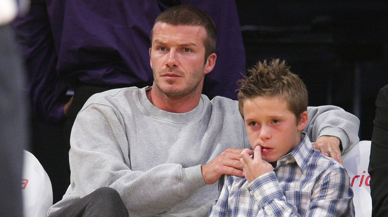 David Beckham con la mano sulla spalla di Brooklyn Beckham