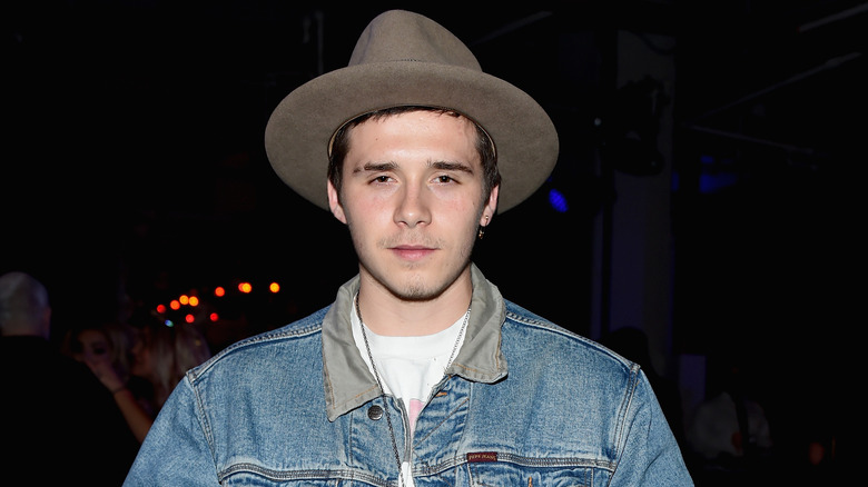 Brooklyn Beckham indossa un cappello