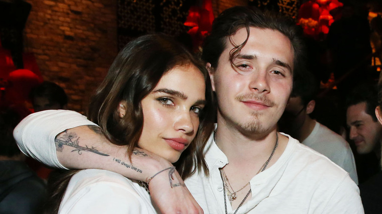 Brooklyn Beckham con il braccio intorno a Hana Cross