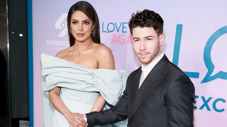 Priyanka Chopra e Nick Jonas si tengono per mano