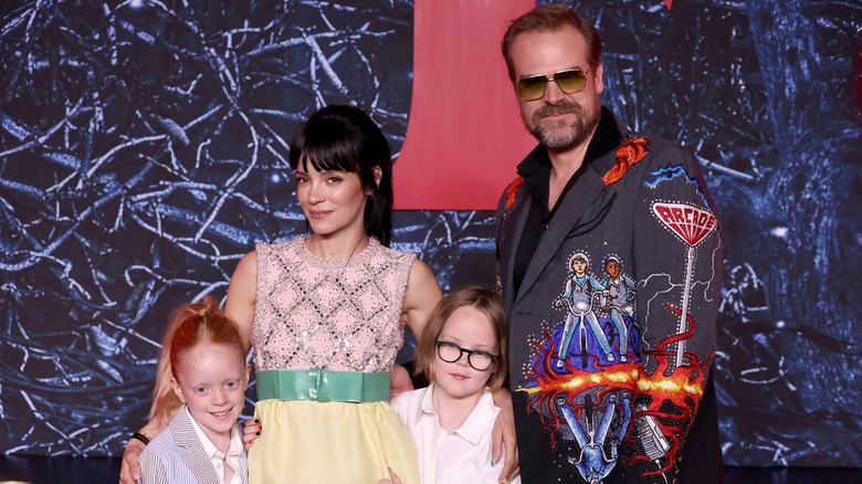 Lily Allen e figlie con David Harbour