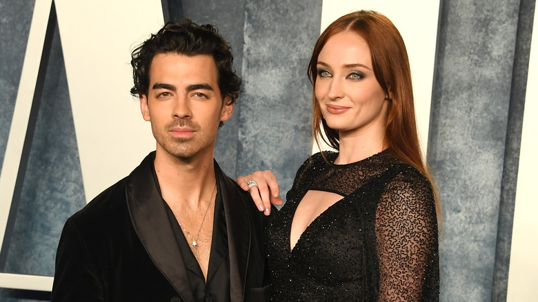 Sophie Turner con la mano sulla spalla di Joe Jonas