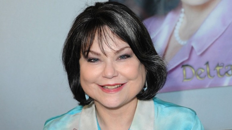 Delta Burke sorride 