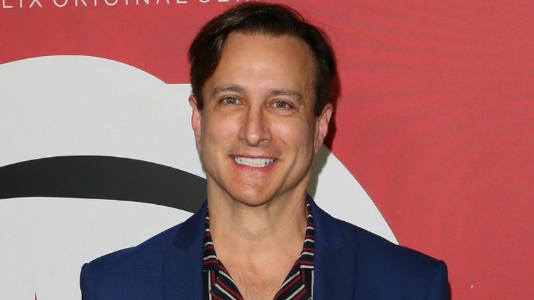 Bronson Pinchot sorride 