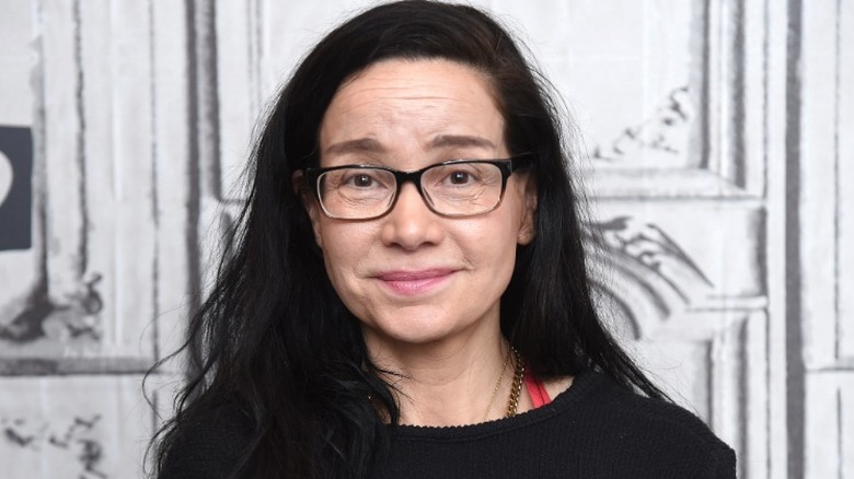 Janeane Garofalo con un sorriso a bocca chiusa