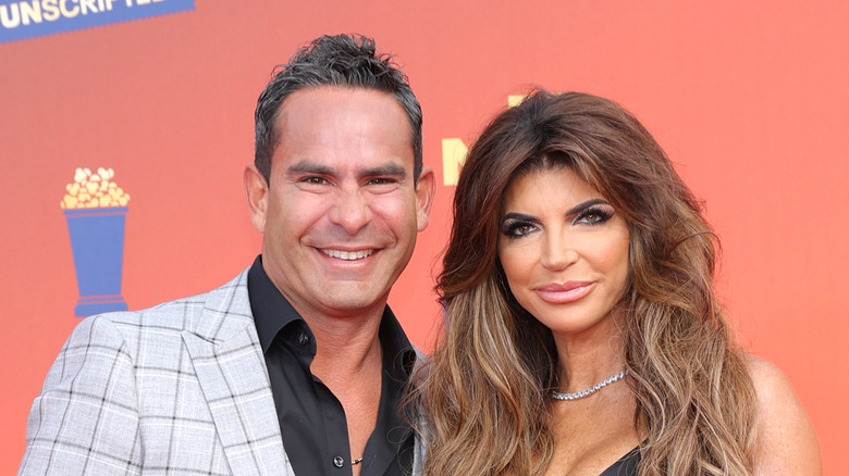 Louie Ruelas e Teresa Giudice sfondo arancione