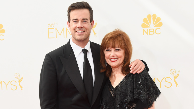 Carson Daly e sua madre posano su un tappeto rosso