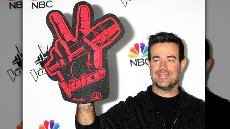 Carson Daly con un dito di gommapiuma di The Voice