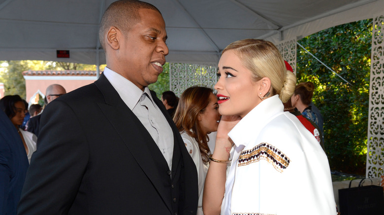 Rita Ora e Jay-Z parlano