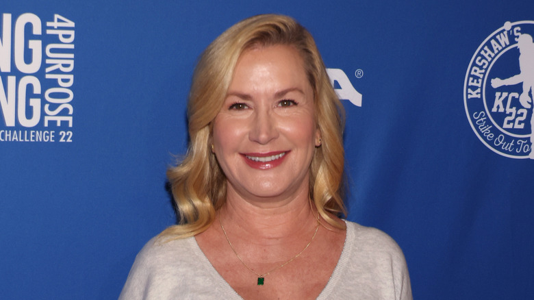 Angela Kinsey sorride