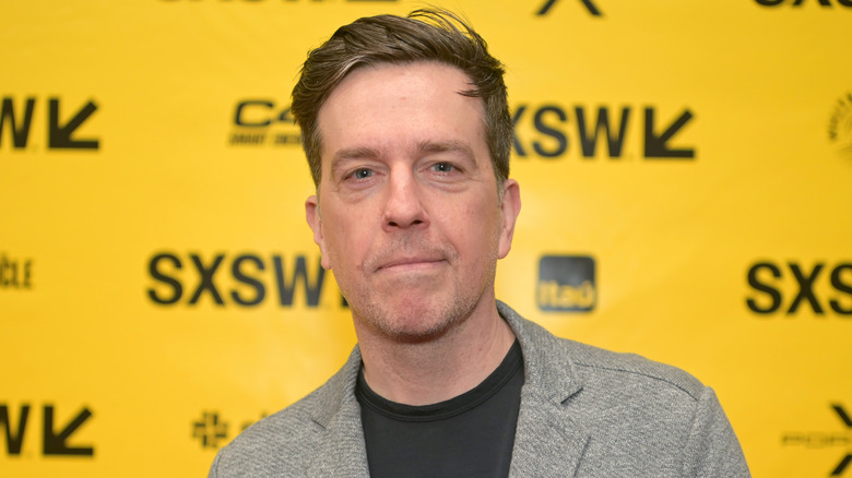 Ed Helms sorride