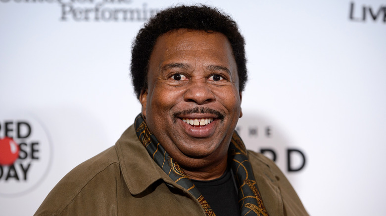 Leslie David Baker sorridendo