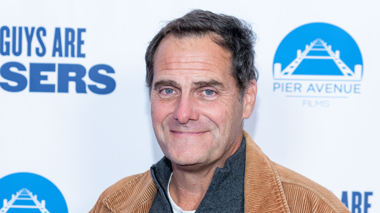 Andy Buckley sorride