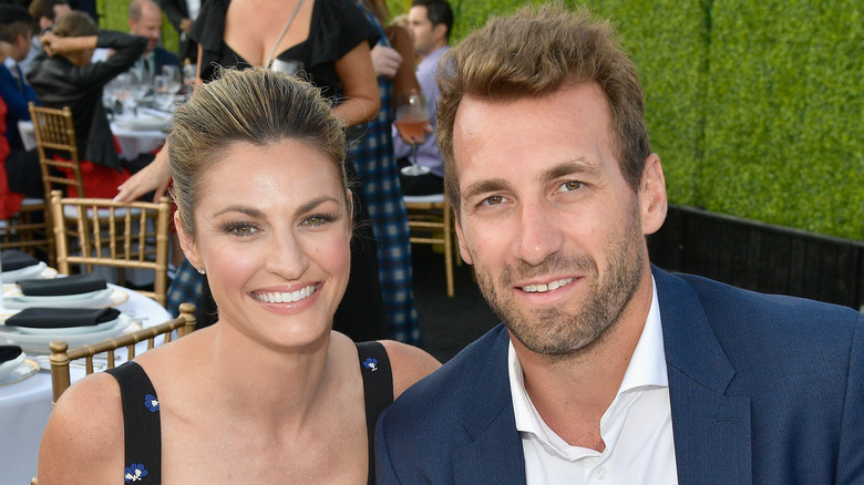 Erin Andrews e il marito Jarret Stoll sorridono