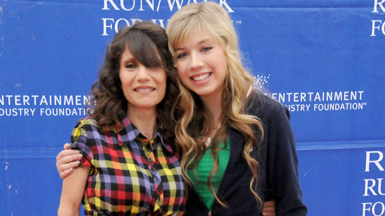 Jennette McCurdy posa con sua madre