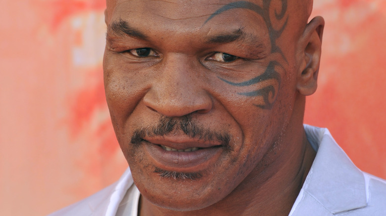 Mike Tyson posa per una foto