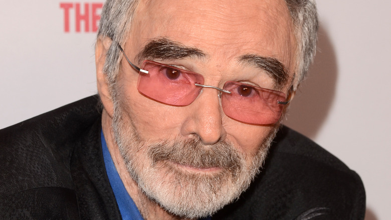 Burt Reynolds posa per una foto