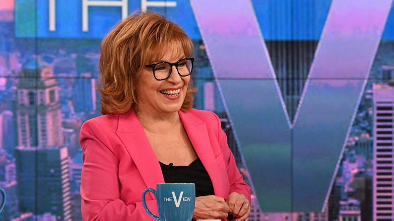 Joy Behar sorride in abito rosa su The View