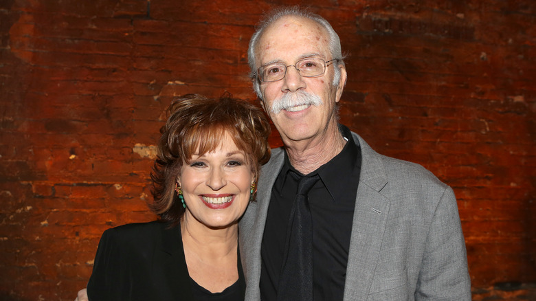 Joy Behar e il marito Steve Janowitz sorridono in piedi insieme