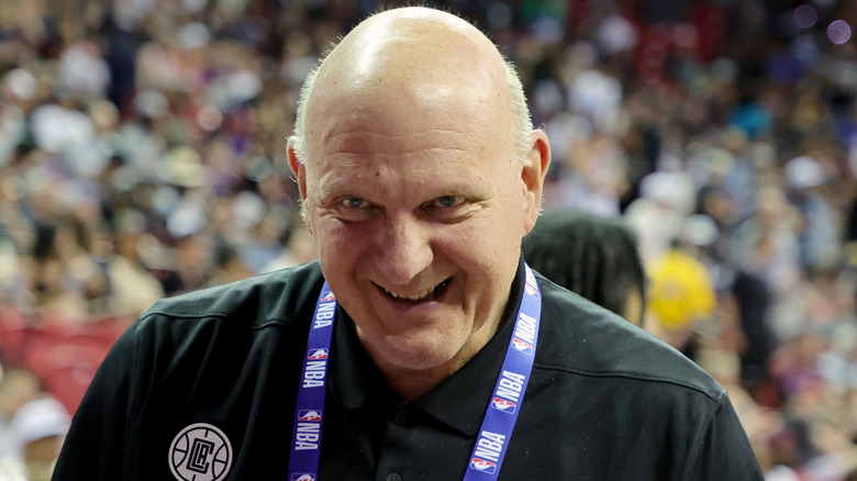 Steve Ballmer alla partita dei Clippers, sorridente