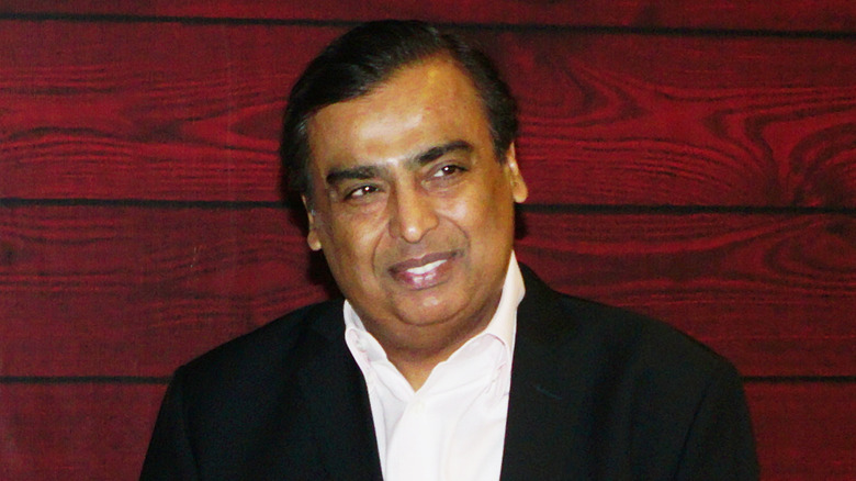 Mukesh Ambani sorride