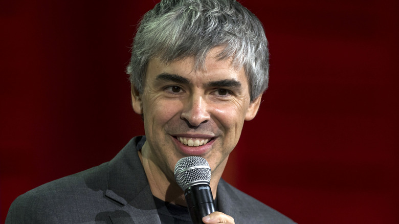 Larry Page sorride al microfono