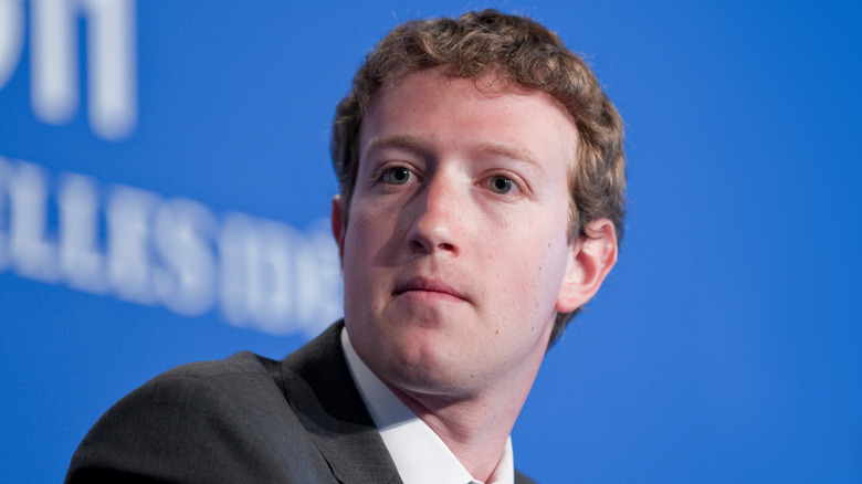 Mark Zuckerberg distoglie lo sguardo