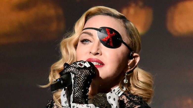 Madonna che si esibisce sul palco