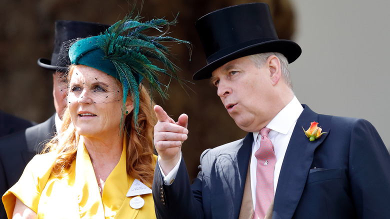 Cappello verde di Sarah Ferguson, il principe Andrew che indica