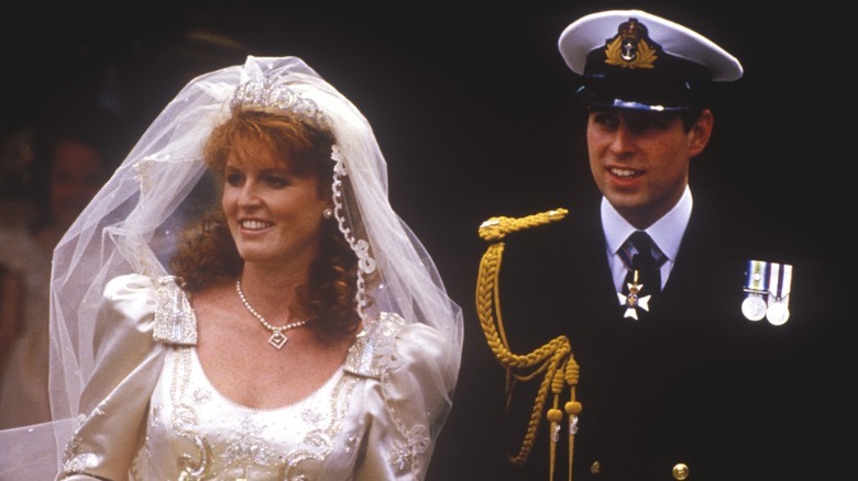 Abito da sposa di Sarah Ferguson, uniforme della marina del principe Andrew