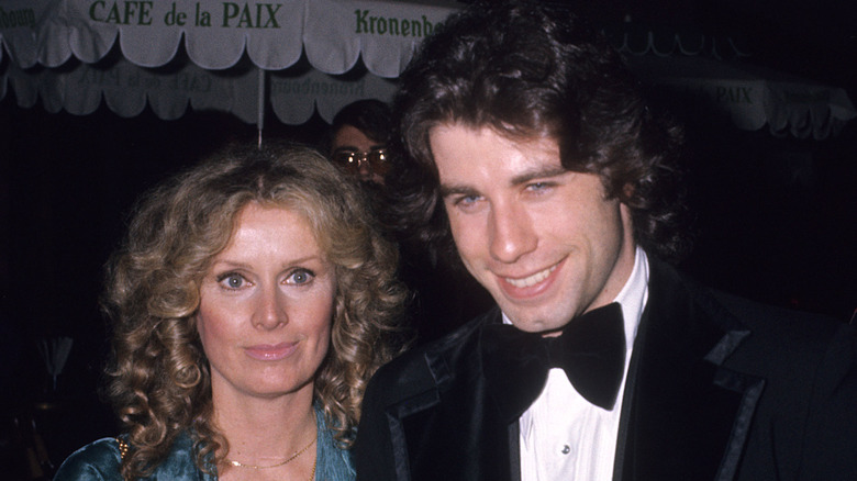 John Travolta e Diana Hyland sorridono